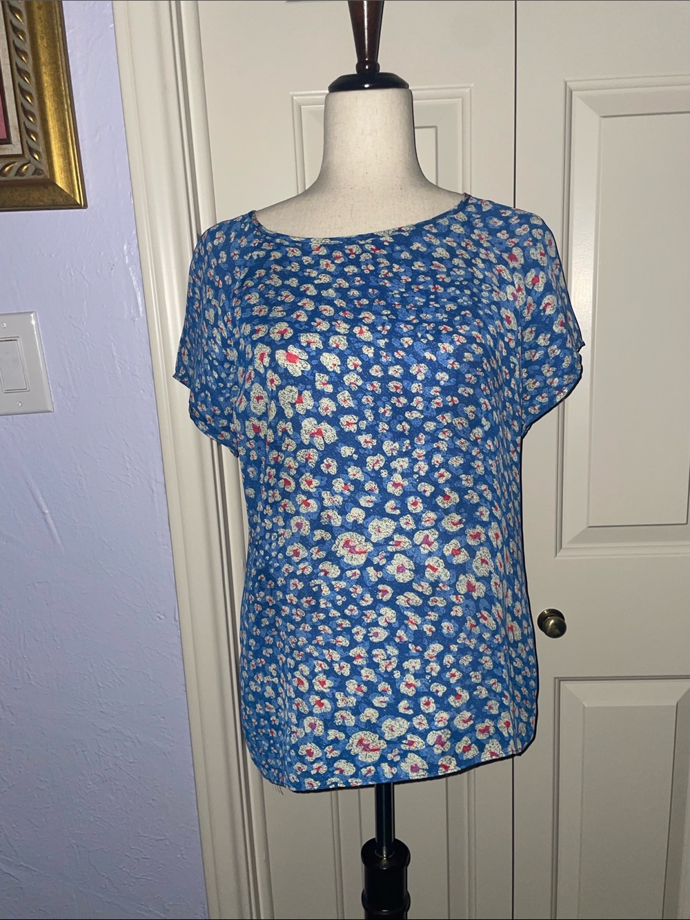 CAbi Blue Floral Short Sleeve Scoop Neck Top with red Accents
